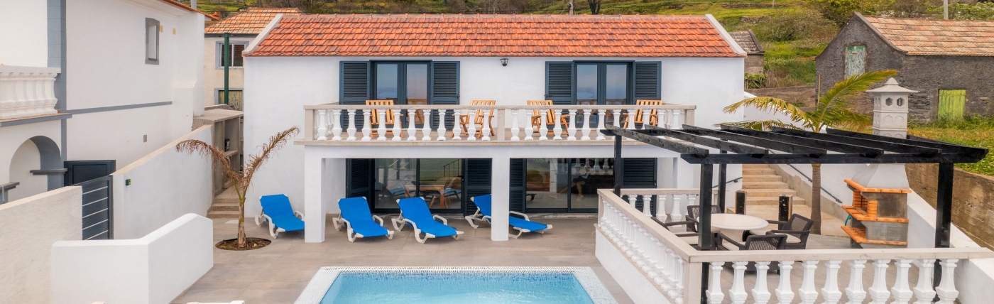 BLUE-OCEAN-COTTAGE-PRIVATE-HEATED-POOL